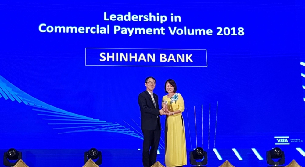 지난 22일 베트남에서 열린 비자(VISA)카드사 주최 ‘2018 비자 리더십 어워즈’에서 신한베트남은행 신동민 법인장(왼쪽)이 수상하고 있다. / 사진= 신한은행