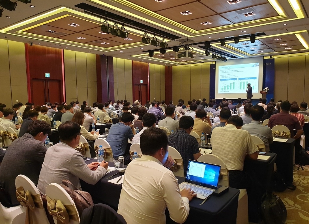 신한은행은 신한베트남은행과 공동으로 ‘2019년 글로벌 및 베트남 경제 전망 세미나’를개최했다. 27일 베트남 호치민 소재 롯데레전드 사이공 호텔에서 참석자들을 대상으로 강연이 진행되는 모습. / 사진= 신한은행