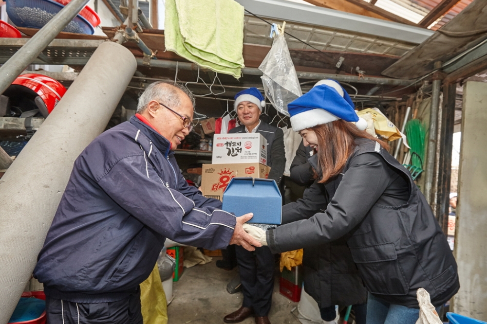 이디야커피, 독거노인 가정에 겨울나기 물품 지원