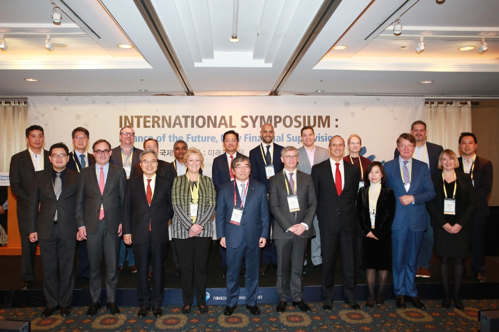△윤석헌 금감원장(아랫줄 가운데)과 주요 귀빈, 심포지엄 주요 연사들이 기념촬영을 하고 있다./사진=금융감독원