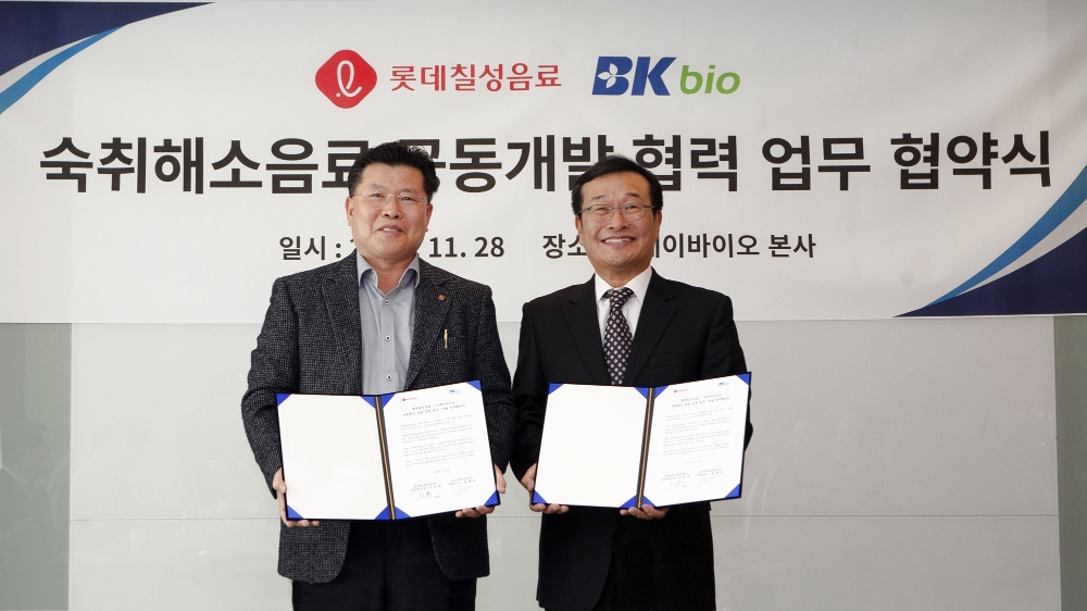 롯데칠성음료 김상태 영업본부장(좌), 비케이바이오 최혁준 대표이사(우). /사진제공=롯데칠성음료