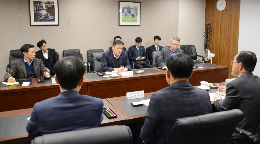 △이계문 서민금융진흥원장이 미소금융재단 관계자와 간담회를 진행하고 있다./사진=서민금융진흥원