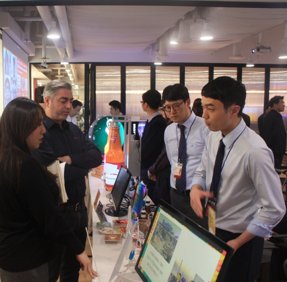 오비맥주 고동우 대표가 제1회 ‘2018 오비맥주 이노베이션 박람회’에서 참가 업체의 설명을 듣고 있다. /사진제공=오비맥주