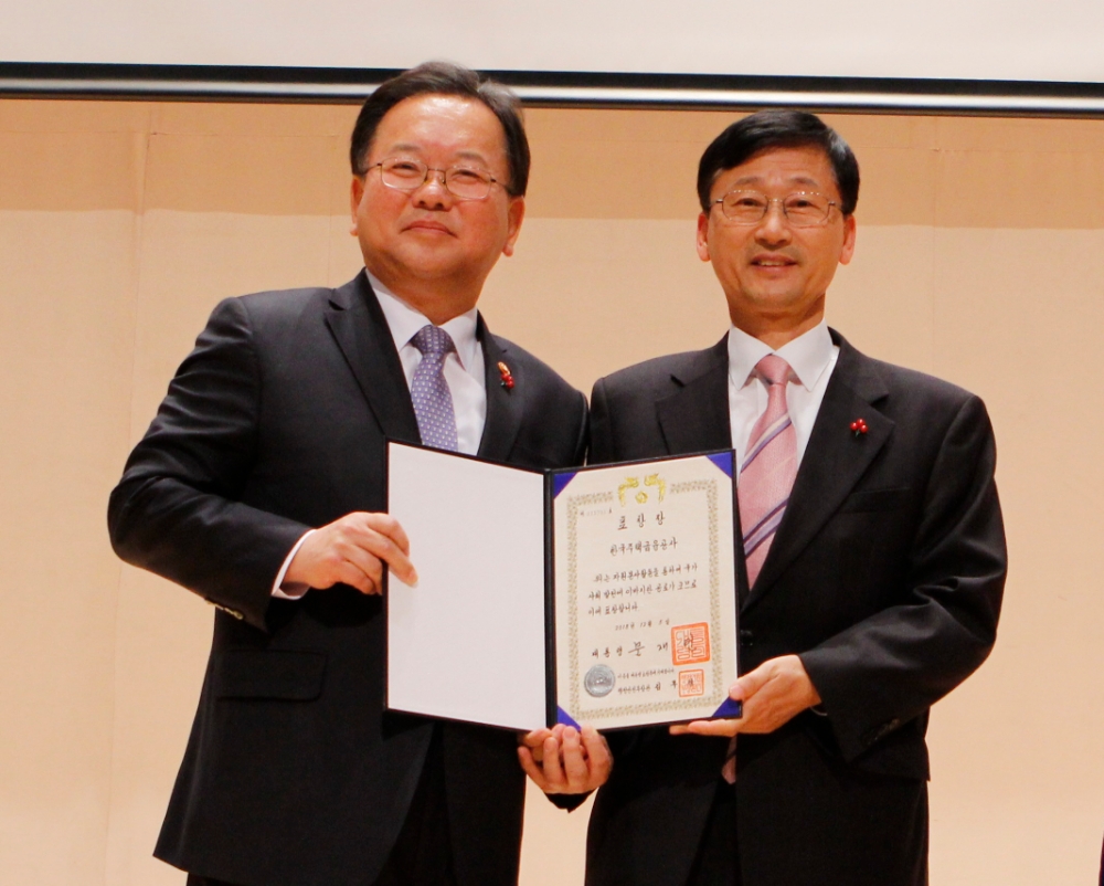 △이정환 주택금융공사 사장(오른쪽)이 5일 광주시 김대중컨벤션센터에서 자원봉사대상 대통령 표창을 수상한 후 김부겸 행정안전부 장관과 기념촬영 하고 있다./사진=주택금융공사