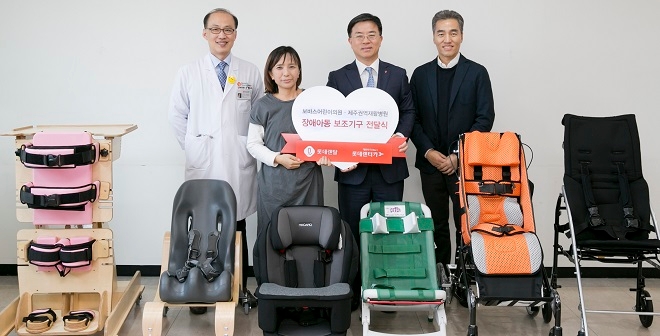 왼쪽부터 보바스어린이의원 권순용 원장, 장애아동 가족 대표, 롯데렌탈 표현명 대표이사 사장, 제주권역재활병원 조기호 원장. 출처=롯데렌탈.