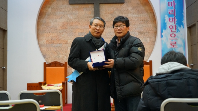 김근수 신용정보협회장(왼쪽)이 김형옥 영등포쪽방상담소 소장이 이날 봉사 후 감사패를 들고있다. / 사진 = 신용정보협회