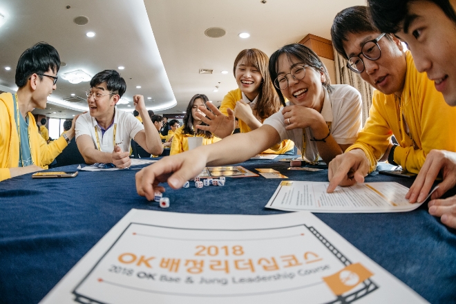 지난 3월 OK배정장학재단 장학생들이 ‘제13기 OK배정장학재단 장학생 오리엔테이션 및 워크샵’에 참여해 팀 과제를 수행하고 있다. / 사진 = OK저축은행