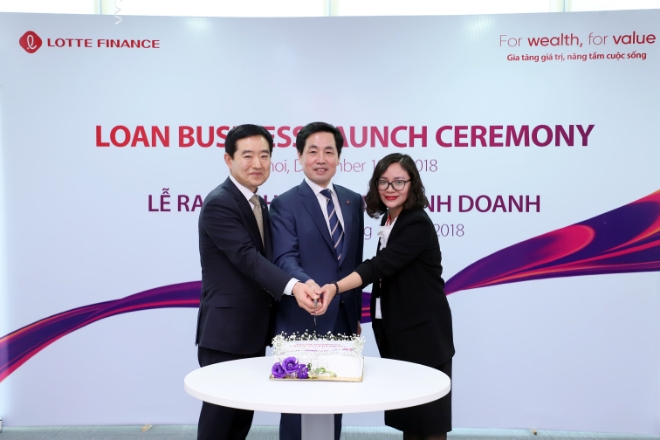 이날 롯데파이낸스 베트남 본사에서 롯데카드 김창권 대표이사(가운데)와 롯데파이낸스 베트남 김종극 법인장(가운데 왼쪽), 롯데파이낸스 베트남 응웬 링 쟝 부법인장(가운데 오른쪽)이 소비자 금융업 개시 출범식 후 기념촬영을 하고있다. / 사진 = 롯데카드