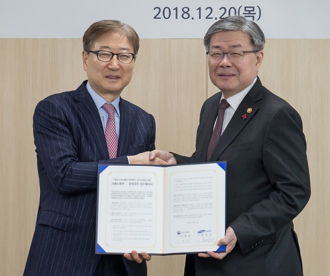 윤부근 삼성전자 부회장(왼쪽)과 이재갑 고용노동부 장관과 '삼성 청년 소프트웨어 아카데미 운영 지원을 위한 업무협약'을 체결한 후 기념촬영을 하고 있다. 출처=삼성전자.