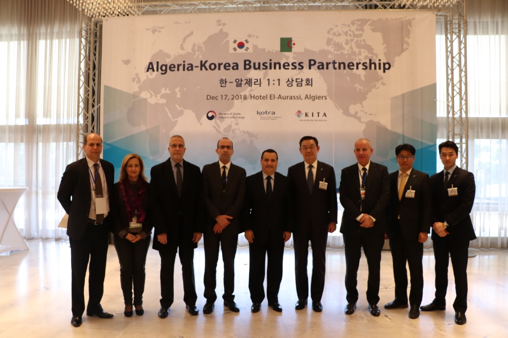 은행연합회 김태영 회장은 17일 알제리 엘 오라씨 호텔에서 알제리은행협회와 간담회를 하고 양국 금융산업의 교류·협력 방안에 대해 논의했다. 은행연합회 김태영 회장(왼쪽 6번째), 알제리은행협회 아슈르 아부드(Achour Abboud) 회장(왼쪽 다섯 번째) 및 양국 은행협회 관계자들이 기념촬영을 하고 있는 모습. / 사진= 은행연합회