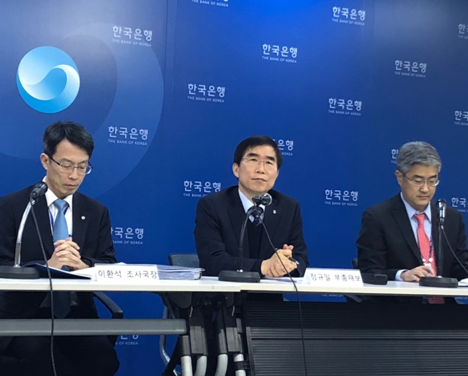 정규일 한국은행 부총재보(가운데)가 26일 오전 서울 중구 한국은행에서 열린 2019년 이후 물가안정목표 설명회에서 모두발언을 하고 있다./사진=한아란 기자