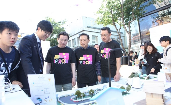 신용보증기금 윤대희 이사장(오른쪽에서 두번째)이 9월 30일 서울 연세로에서 열린 IF 2018 스타트업 거리축제에서 스타트업 부스를 방문해 제품 설명을 듣고 있다./사진=신용보증기금