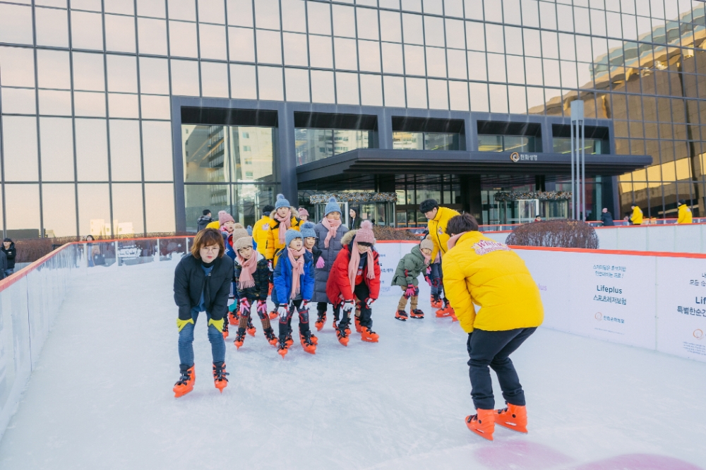 △점동초등학교 어린이들이 한화생명의 '윈터 원더랜드' 아이스링크에서 즐거운 시간을 보내고 있다. / 사진=한화생명