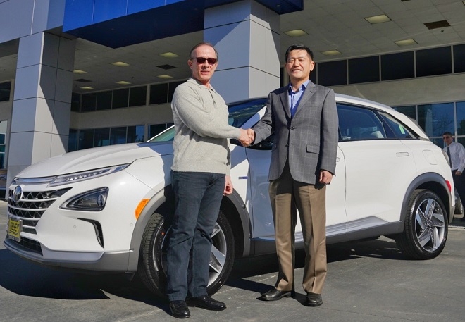 넥쏘의 미국 1호 구매자인 토드 호크라드(왼쪽)와 이용우 현대차 북미권역본부장.