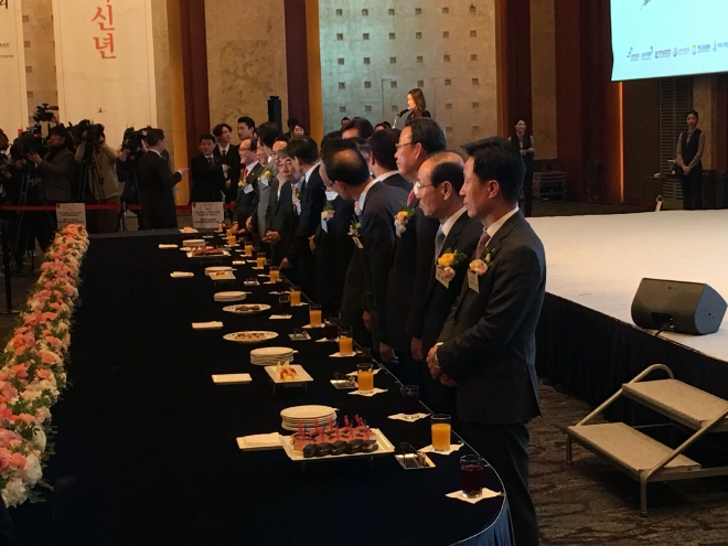 이날 서울 소공동 롯데호텔에서 열린 신년인사회에 참석한 금융계 인사들이 건배를 준비하고 있다. / 사진 = 유선희 기자