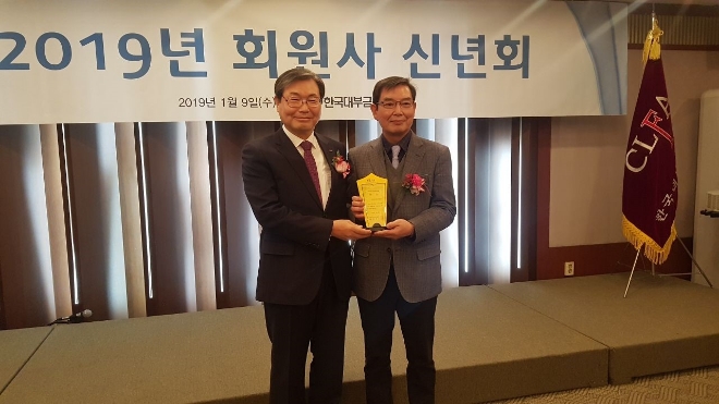 김충호 바로크레디트 사장(오른쪽)이 임승보 한국대부금융협회 회장과 수상식 후 기념촬영을 하고 있다. / 사진 = 바로크레디트대부