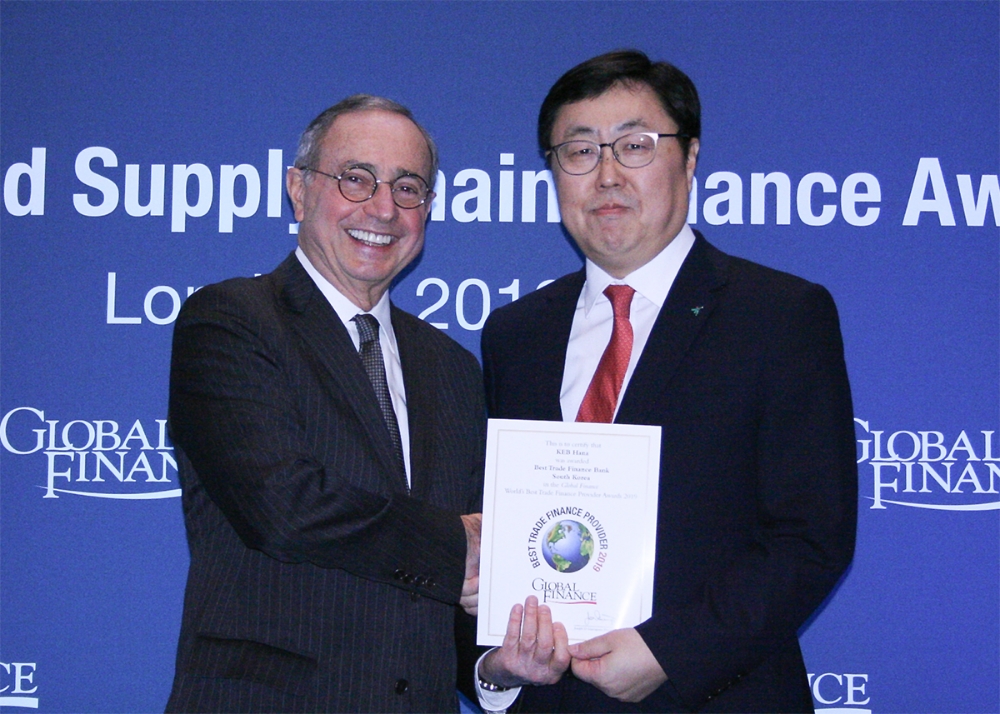 KEB하나은행은 지난 16일 영국 런던에서 세계적 금융-경제 전문지 ‘글로벌파이낸스’ 선정 '대한민국 최우수 무역금융 은행상'을 통산 열 여덟번째 수상했다. 시상식 후 박찬범 KEB하나은행 런던지점장(사진 오른쪽)과 글로벌파이낸스 조셉 히라푸토(Joseph D. Giarraputo, 사진 왼쪽) 발행인 겸 대표가 기념촬영을 하고 있다. / 사진= KEB하나은행