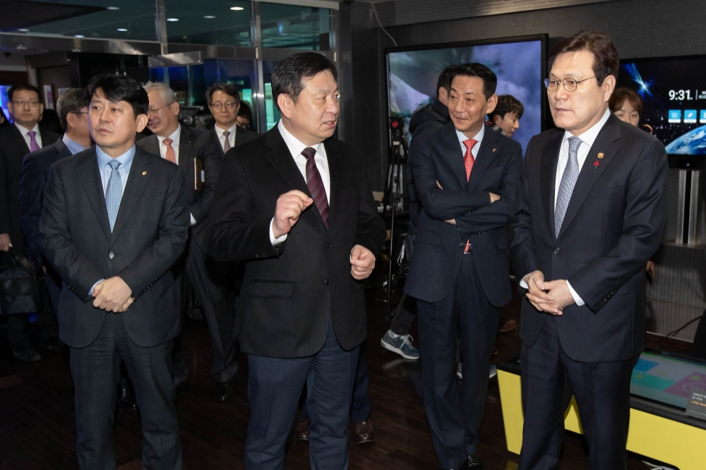 최종구 금융위원장은 21일 경기도 김포에 위치한 전자칠판 기업 (주)아하정보통신을 방문해 생산시설을 둘러보고 금융위원회가 추진중인 자본시장 혁신과제 관련 세부 추진방안을 발표했다. 최종구 금융위원장(오른쪽)이 구기도 아하정보통신 대표(왼쪽)에게 전자칠판에 관한 설명을 듣고 있다. / 사진= 금융위원회