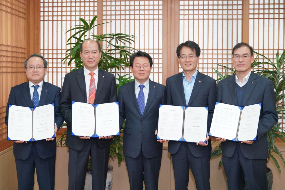 (사진 왼쪽부터) 허충회 NH농협금융지주 상무, 최창수 NH농협금융지주 부사장, 김광수 NH농협금융지주 회장, 손병환 NH농협금융지주 상무, 남영수 NH농협금융지주 디지털금융부문장(CDO)이 농협금융 경영협약식 후 기념촬영을 하고 있다./사진=NH농협금융