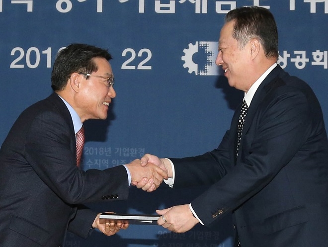 박용만 대한상의 회장(오른쪽)이 권오봉 여수시장에게 인증서를 전달하고 있다. (사진=대한상의)