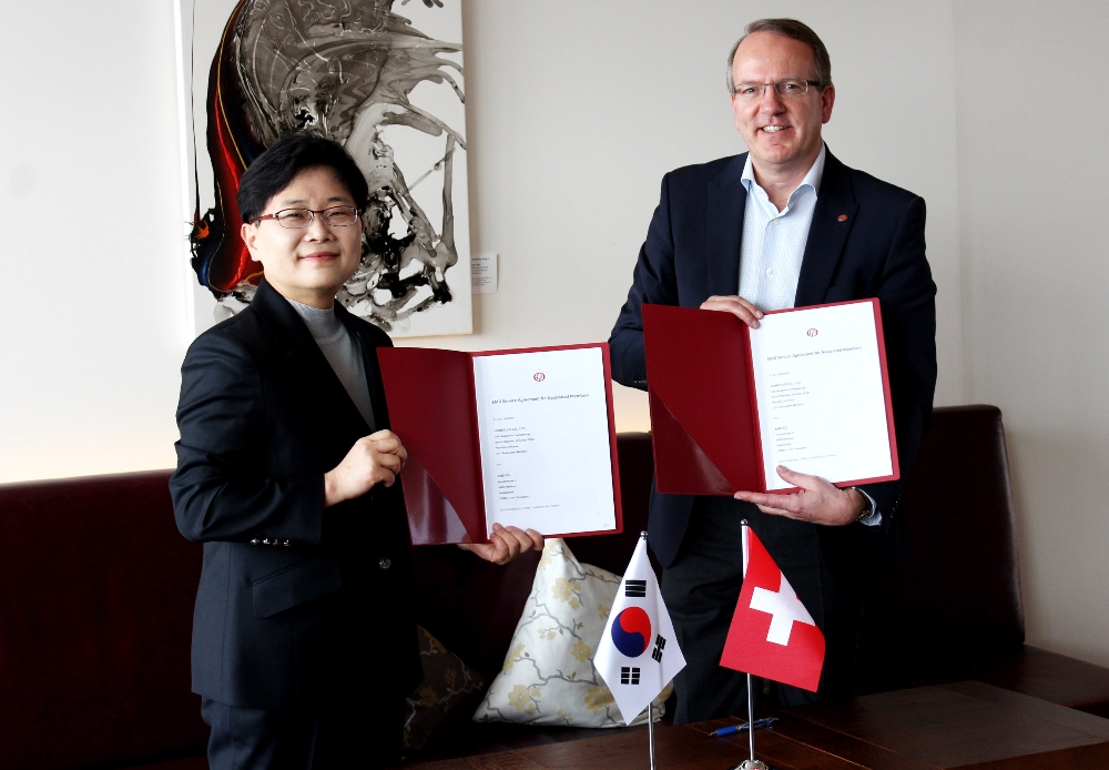 23일(현지 시각) 스위스 파피콘(Pfäffikon) 파노라마호텔에서 임일순 홈플러스 사장과 필립 그루이터스(Philippe Gruyters) EMD 대표가 홈플러스의 EMD(European Marketing Distribution AG) 가입 계약을 체결했다. /사진제공=홈플러스