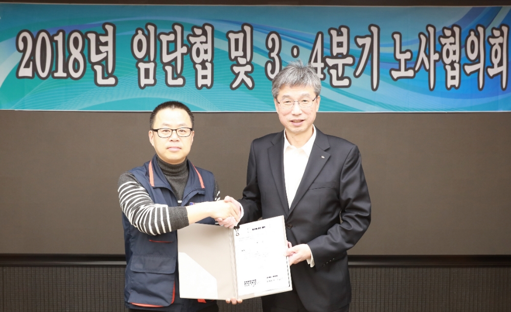 KB국민은행 노사는 25일 여의도 본점에서 ‘2018년도 임단협 조인식’을 실시했다. 사진 왼쪽부터 박홍배 KB국민은행지부 위원장, 허인 KB국민은행장. / 사진= KB국민은행