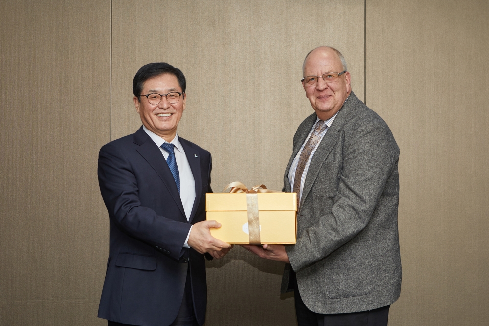 24일 SPC그룹 양재동 본사에서 열린 ‘SPC그룹 푸드뱅크 사업 사례 설명회’에서 글로벌 푸드뱅킹 네트워크 크레이그 네미츠 이사(우)와 파리크라상 권인태 대표(좌)가 기념촬영을 하고 있다. /사진제공=SPC그룹