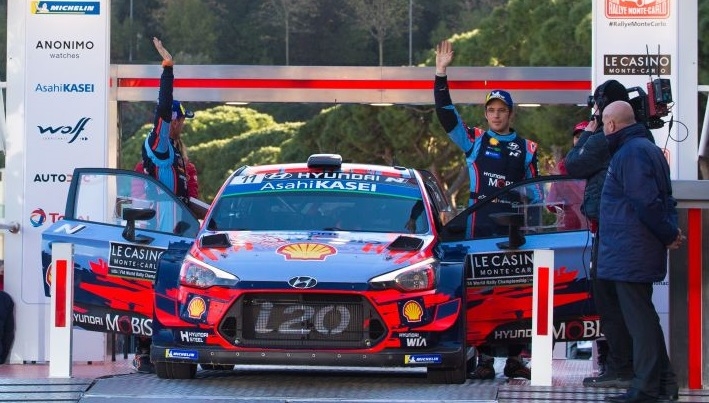 몬테카를로 랠리에서 티에리 누빌(오른쪽)과 보조드라이버 니콜라스 질술이 포디움에 올라 기념 촬영을 하고 있다. (사진=현대차)