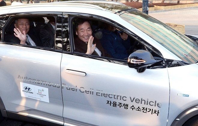 이낙연(앞좌석) 국무총리가 30일 경기도 화성시 현대·기아차 기술연구소에서 정의선 현대자동차그룹 수석부회장과 함께 넥쏘 자율주행 수소전기차를 시승하고 있다. (사진=현대차)