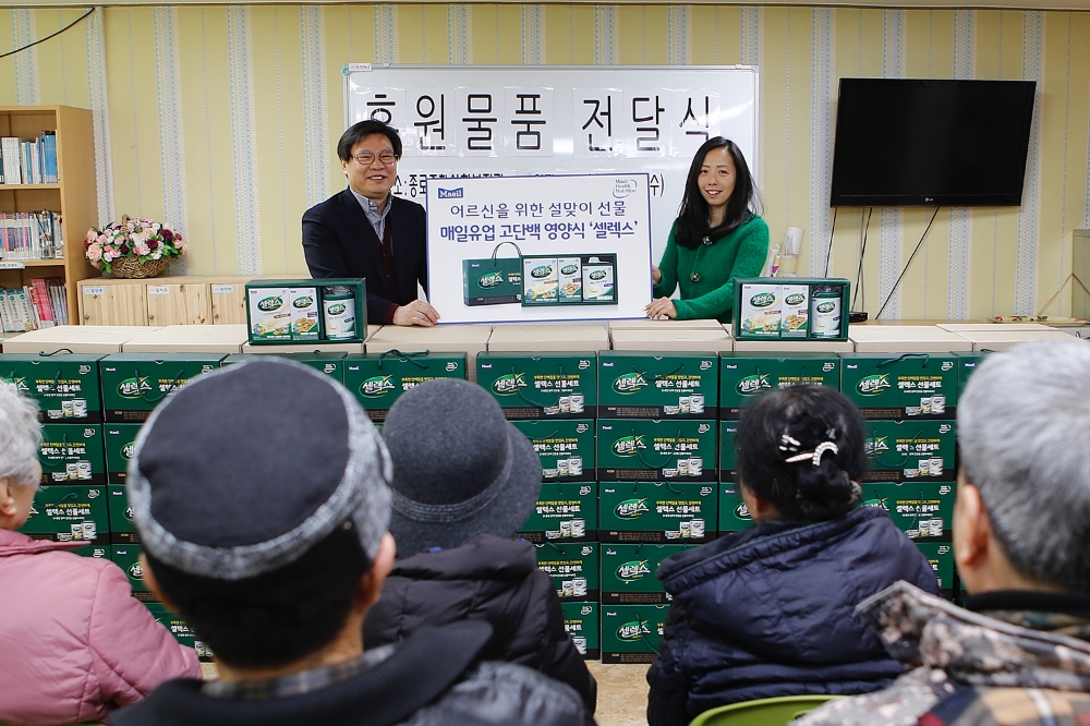 종로종합사회복지관 이재원 관장(왼쪽)과 매일유업 황미연 이사(오른쪽)가 기념촬영하고 있다. /사진제공=매일유업