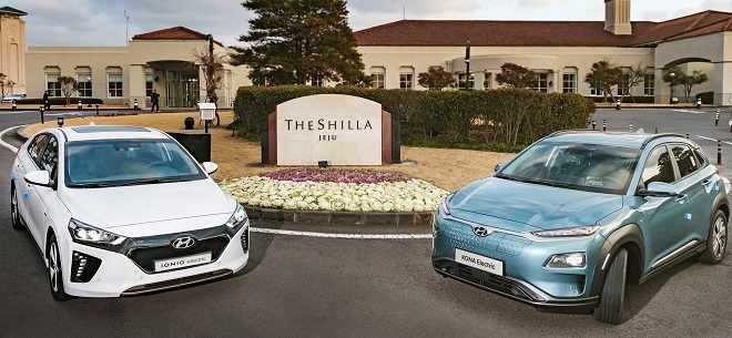 제주신라호텔에 전시된 아이오닉 일렉트릭(왼쪽)과 코나 일렉트릭. (사진=현대차)