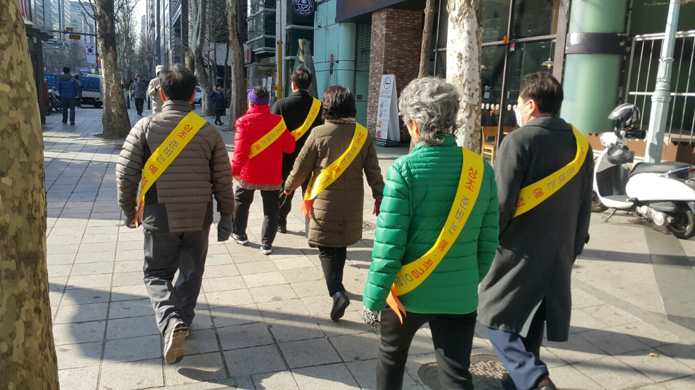 △상조와 보험의 다른 점을 알리기 위한 길거리 캠페인에 나선 장례플랫폼 JS&B 관계자들 / 사진=JS&B