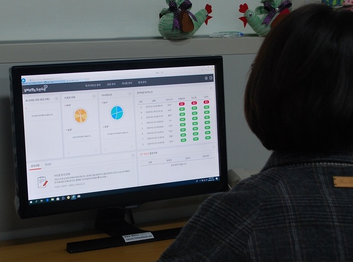 독거노인생활관리사가 도란도란 서비스를 사용하고 있다. (사진=SK하이닉스)