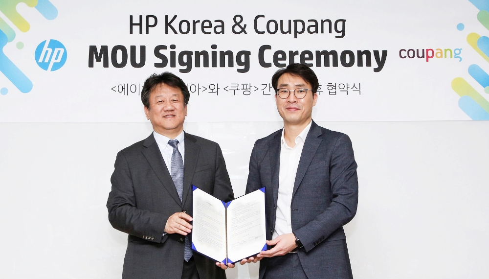 이병희 쿠팡 시니어 디렉터(사진 오른쪽)와 김대환 HP코리아 대표(왼쪽)가 13일 쿠팡 잠실 오피스에서 장기적인 파트너십 강화를 위한 전략적 업무협약을 체결한 후 기념촬영을 하고 있다. /사진제공=쿠팡