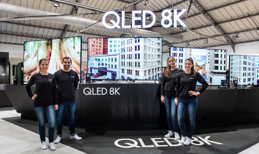 △모델들이 삼성전자의 QLED 8K 제품을 홍보하고 있다/사진=삼성전자