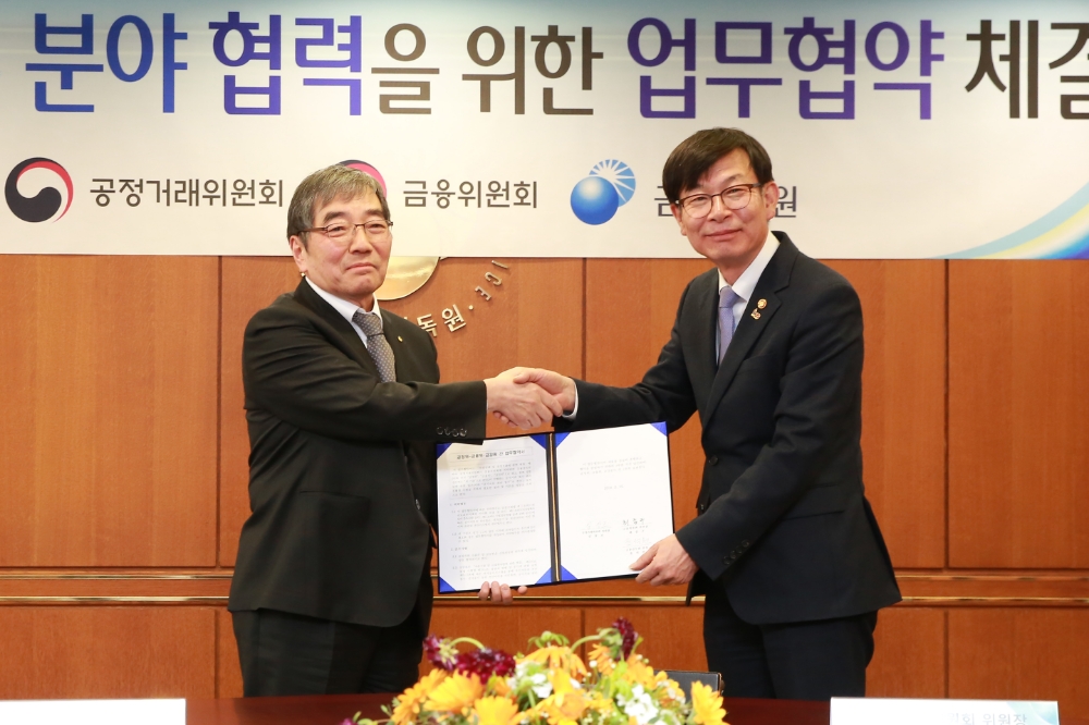 윤석헌 금감원장이 김상조 공정거래위원장과 공시업무 분야 협력을 위한 업무협약 체결 후 기념촬영을 하고 있다./사진=금융감독원