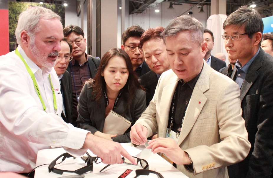 LG유플러스 하현회 부회장이 2019 CES 전시부스에서 AR글래스를 살펴보고 있는 모습/사진=LG유플러스