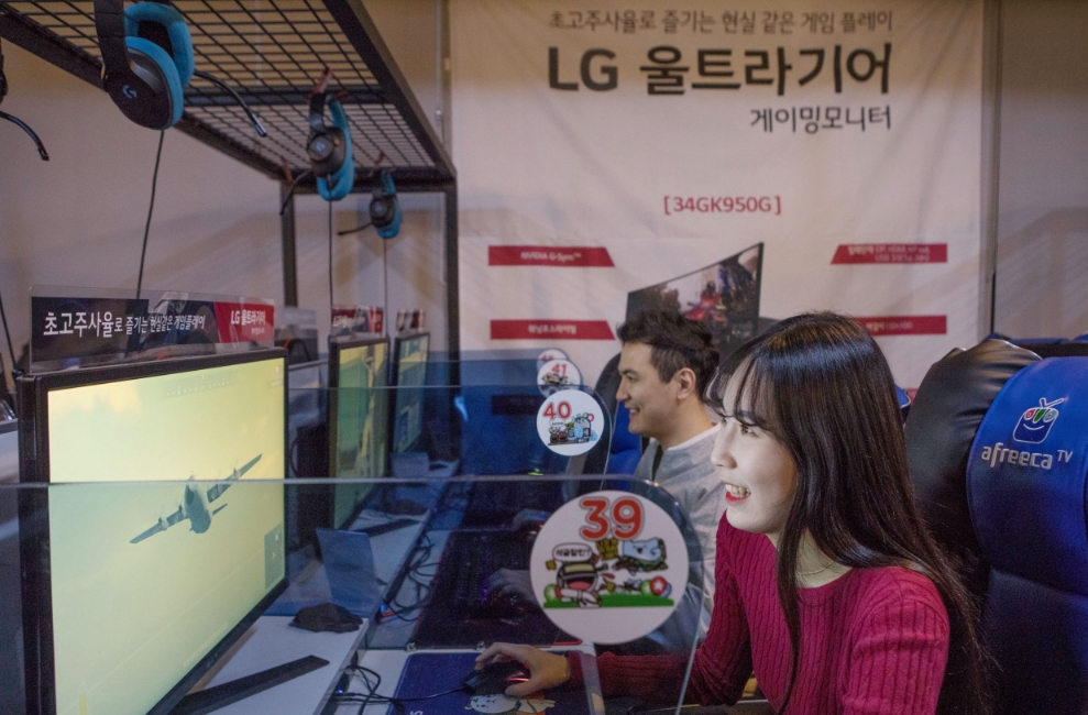 △지난 주말 광주광역시 소재 '아프리카TV' PC방에서 진행한 'LG 울트라기어' 게이밍모니터 체험 이벤트 참가자들이 게임을 즐기고 있다/사진=LG전자