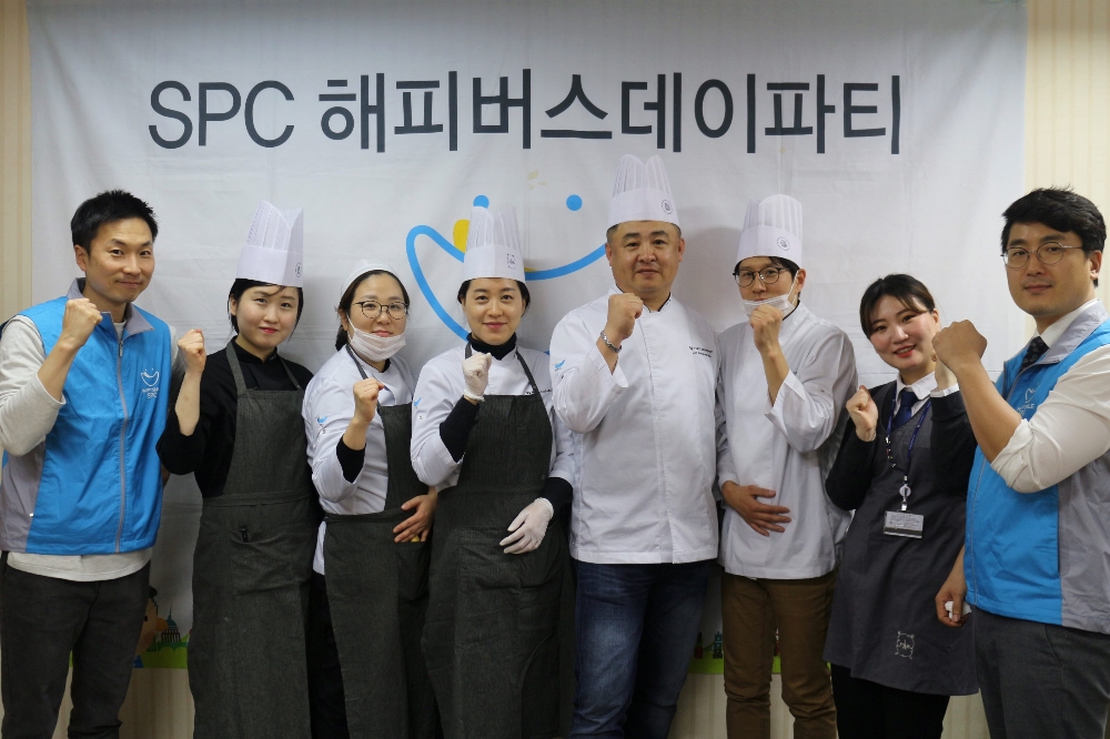 15일 창원 파리크라상 기술교육센터에서 진행된 'SPC해피버스데이파티' 행사에서 SPC그룹 임직원들이 케이크만들기 행사를 마치고 기념촬영을 하고 있다. /사진제공=SPC그룹