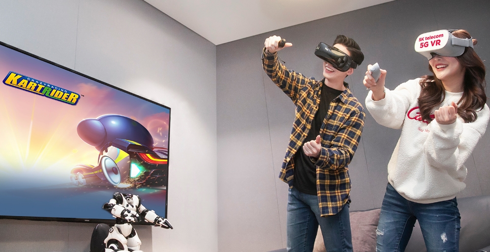 △모델들이 넥슨과 계약을 체결한 SKT의 카트라이더 VR(가칭)의 플레이 모습을 시연하고 있다/사진=SKT