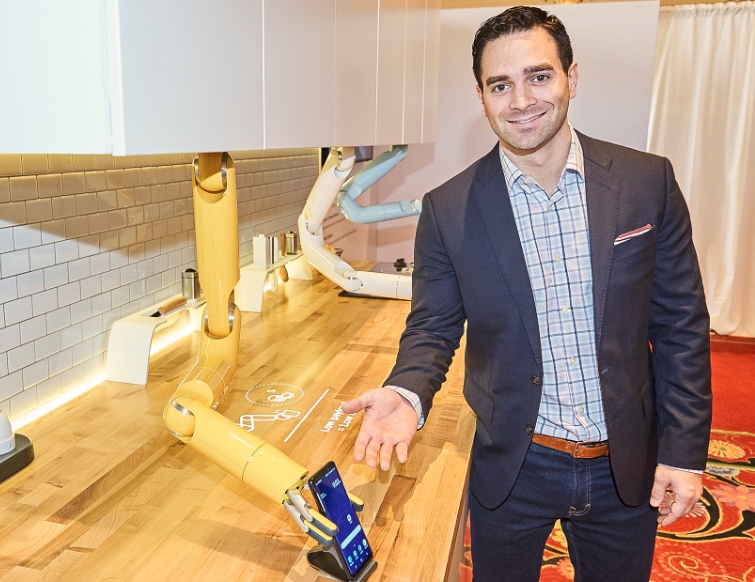 △손과 팔이 불편한 이들의 요리를 돕는 삼성봇 셰프의 모습/사진=삼성전자