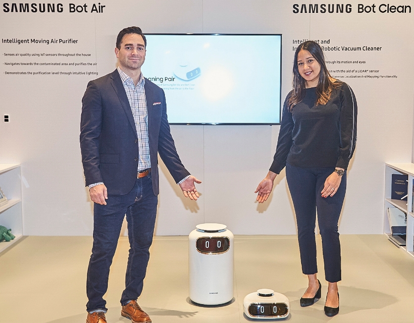 △집안 곳곳에 설치된 센서를 통해 오염된 곳을 감지하고 공기질을 정밀하게 관리해주는 삼성봇 에어의 모습/사진=삼성전자