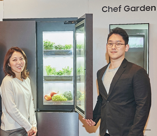△허브, 루꼴라 등의 소형 야채를 직접 기르고 먹을 수 있는 냉장고 셰프 가든의 모습/사진=삼성전자