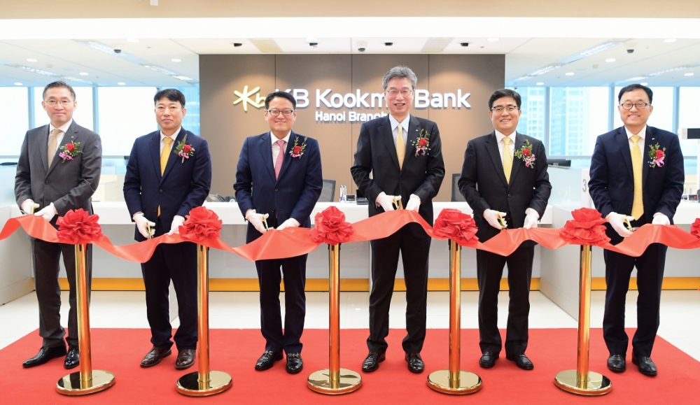 20일 베트남의 하노이에서 열린 KB국민은행 하노이지점 개설식에서 참석자들이 테이프 커팅식을 하고 있다. (왼쪽부터)조남훈 KB금융지주 글로벌전략총괄 상무, 하정 KB국민은행 자본시장본부 전무, 권태두 KB국민은행 하노이지점 지점장, 허인 KB국민은행 은행장, 오보열 KB국민은행 CIB고객그룹 부행장, 최창수 KB국민은행 글로벌사업본부 상무. / 사진= KB국민은행