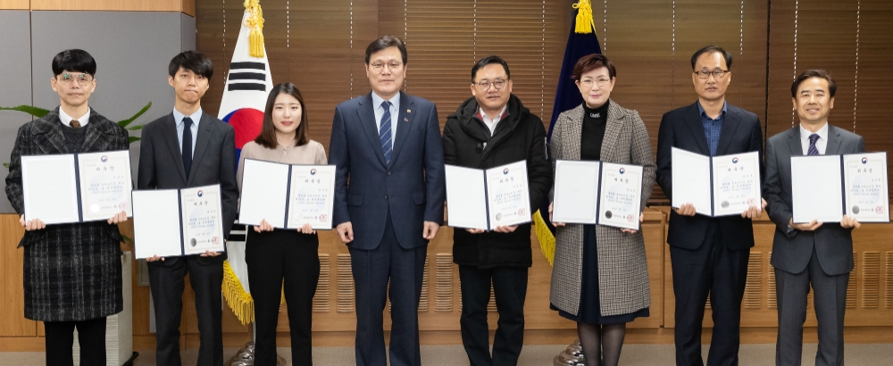 최종구 금융위원장(왼쪽에서 네 번째)과 제4기 현장메신저 대표들이 20일 서울 종로구 정부서울청사 금융위원회에서 현장메신저 위촉식을 하고 기념사진을 찍고 있다. / 사진= 금융위원회