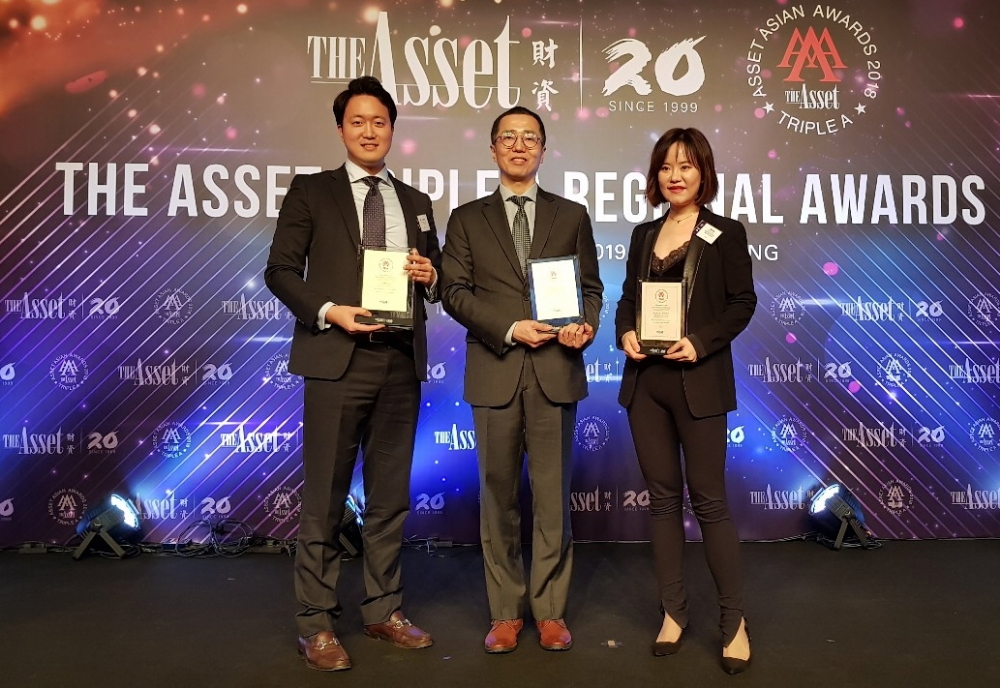 △한화생명 최상욱 IR파트장(가운데)이「자본증권 발행부문 아시아 최고 보험사상」수상 후 기념촬영을 하고 있다. / 사진=한화생명