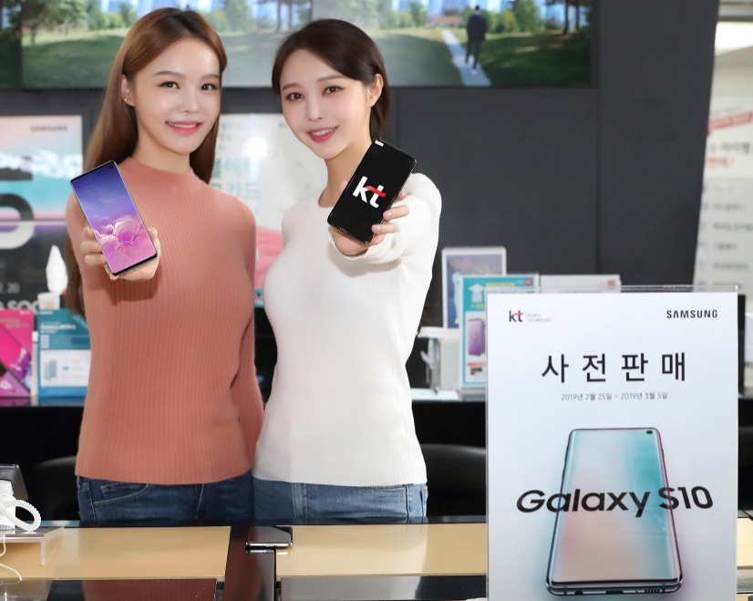 △모델들이 KT의 갤럭시 S10 사전예약에 대해 홍보하고 있다/사진=KT