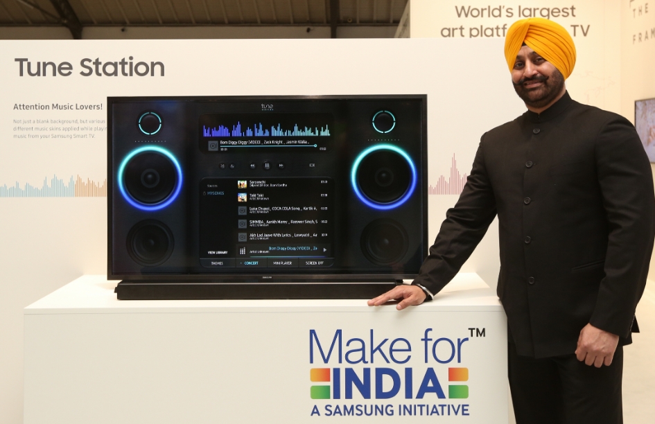 △모델이 삼성전자의 뮤직 TV 기능을 홍보하고 있다/사진=삼성전자