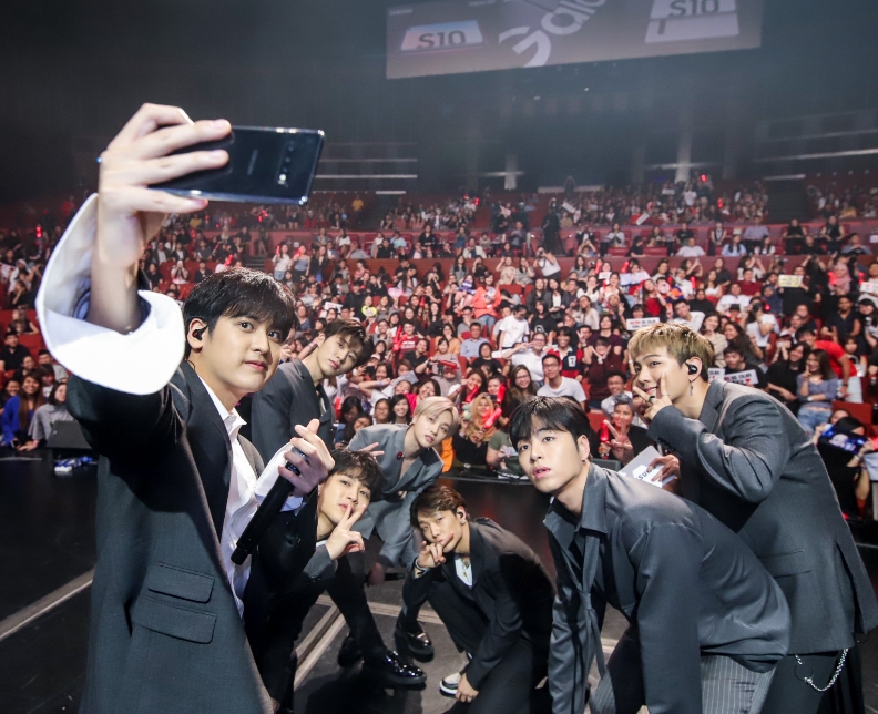 △갤럭시 S10으로 관람객들과 단체 셀피를 찍는 아이돌 그룹 아이콘, 제품을 들고있는 멤버가 찬우/사진=삼성전자