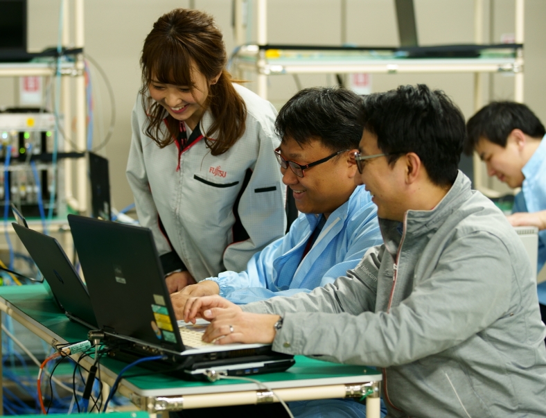 △이달 초 일본 신가와사키에 위치한 후지쯔 연구소에서 KT, 후지쯔, 솔리드 연구원들이 5G 프론트홀 연동 테스트를 하고 있다/사진=KT